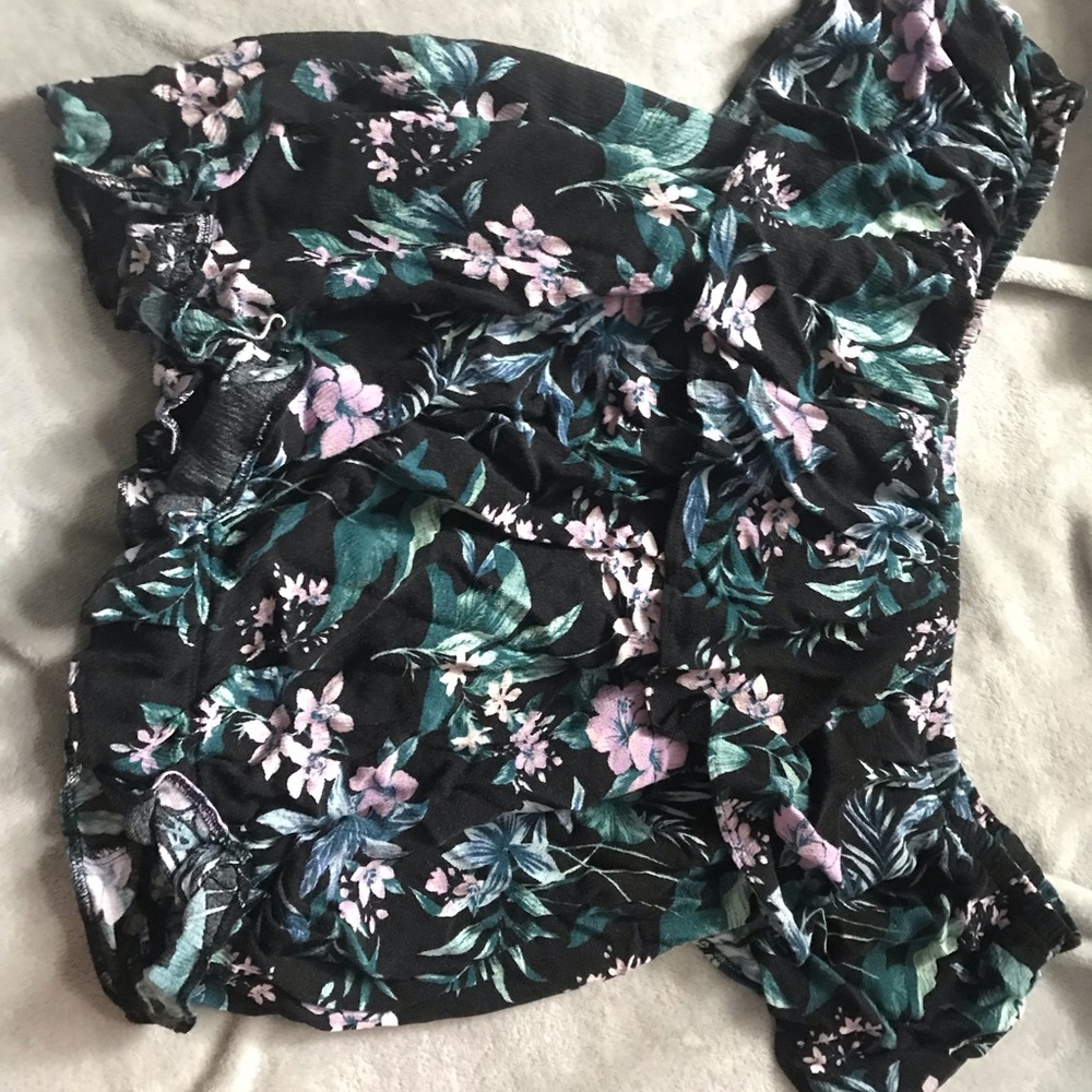American Eagle off the shoulder floral top!